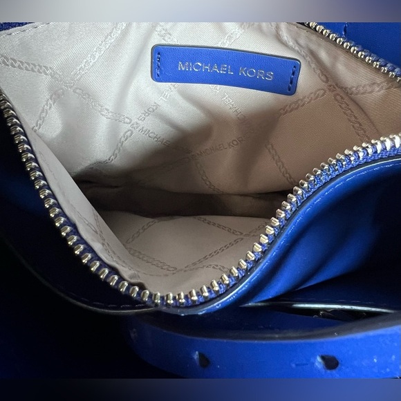 Michael Kors “MAE” NWT Women’s Sapphire Leather SM Messenger Bag with dust bag - Picture 2 of 7